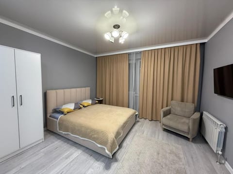 Bed, TV and multimedia, Living room, Photo of the whole room, Seating area, Bedroom, internet, towels, wardrobe