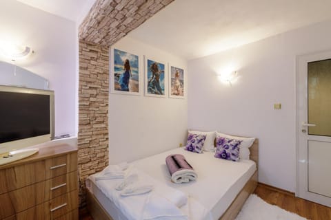 Bed, TV and multimedia, Photo of the whole room, Bedroom, towels