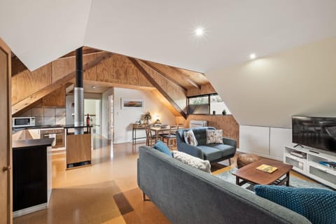 TV and multimedia, Kitchen or kitchenette, Living room, Seating area, Dining area, oven, pet friendly, stove
