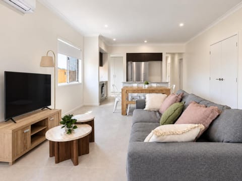 TV and multimedia, Kitchen or kitchenette, Living room, Seating area, Dining area, air conditioner