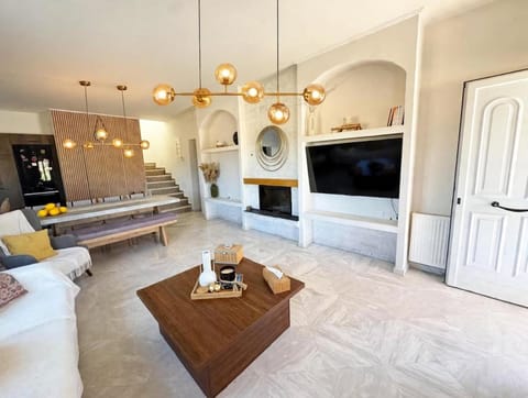 Communal lounge/ TV room, TV and multimedia, Living room, Seating area