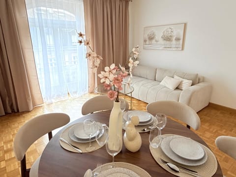 Bed, Living room, Photo of the whole room, Seating area, Dining area, Bedroom