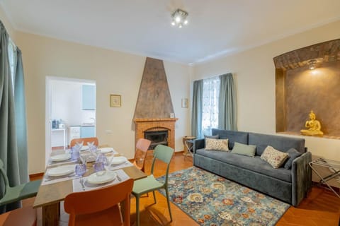 Bed, Living room, Seating area, Dining area, towels