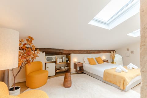 Bed, Photo of the whole room, Seating area, Bedroom