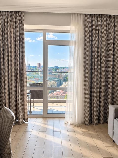 View (from property/room), Balcony/Terrace, Living room, Seating area, City view