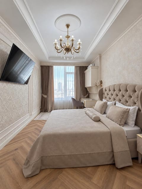 Bed, TV and multimedia, Photo of the whole room, Bedroom