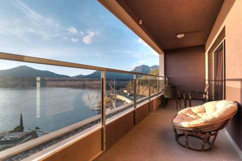 Day, View (from property/room), Balcony/Terrace, Lake view, Mountain view