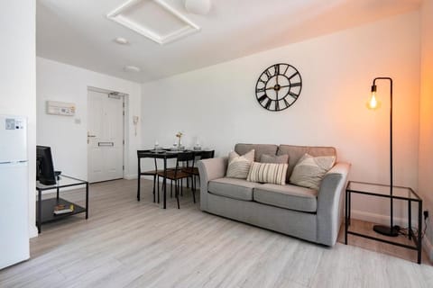 TV and multimedia, Seating area, Dining area