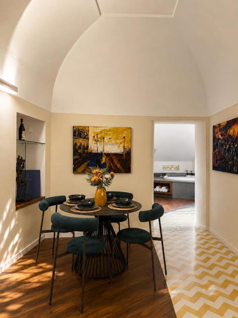 Living room, Photo of the whole room, Decorative detail, Seating area