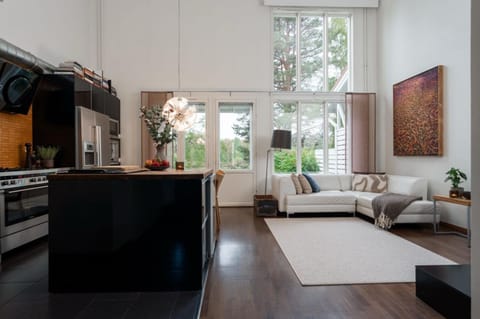 View (from property/room), Kitchen or kitchenette, Living room, Seating area, Dining area, River view, Inner courtyard view, oven, stove