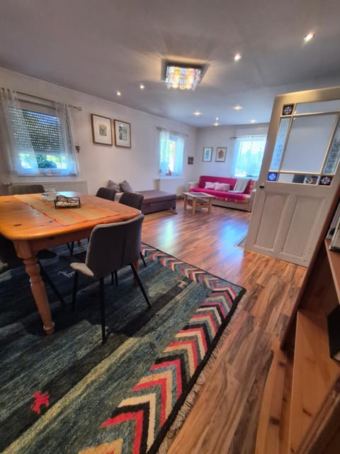 Bed, Living room, Photo of the whole room, Seating area, Dining area, Bedroom