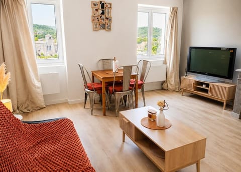 TV and multimedia, Seating area, Dining area