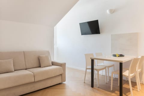 Communal lounge/ TV room, TV and multimedia, Living room, Seating area, Dining area, Evening entertainment