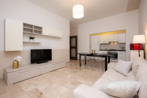 TV and multimedia, Kitchen or kitchenette, Living room, Seating area, Dining area, stove