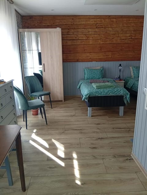 Bed, Photo of the whole room, Seating area