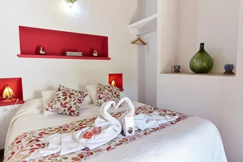 Bed, Photo of the whole room, Decorative detail, Bedroom