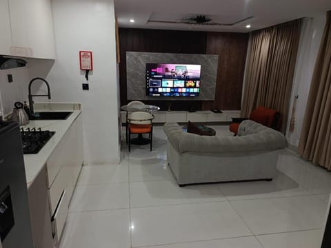 TV and multimedia, Kitchen or kitchenette, Living room, Seating area, stove