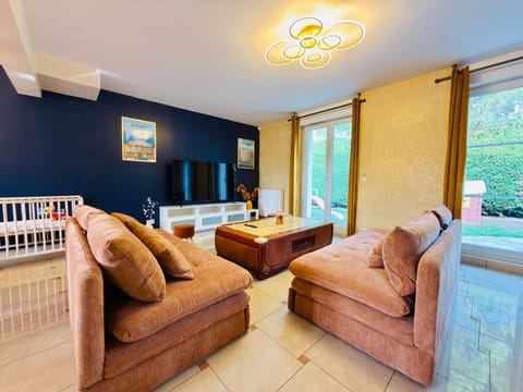 Bed, TV and multimedia, Living room, Photo of the whole room, Seating area, Bedroom, internet, internet, internet, towels