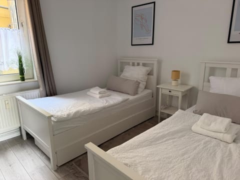 Bedroom, towels