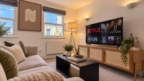 Communal lounge/ TV room, TV and multimedia, Living room, Seating area, Evening entertainment