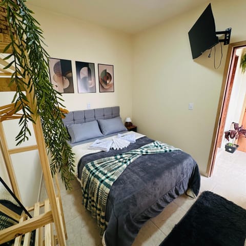 Bed, TV and multimedia, Photo of the whole room, Bedroom