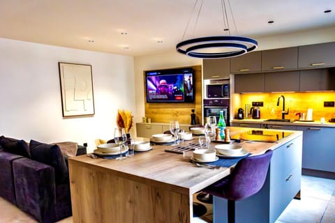 TV and multimedia, Kitchen or kitchenette, Living room, Seating area, Dining area, stove