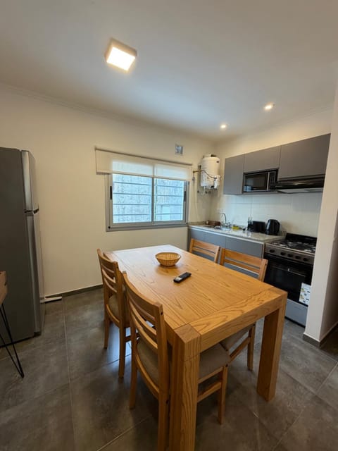 Kitchen or kitchenette, Dining area, minibar, oven, stove