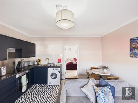 Bed, Kitchen or kitchenette, Living room, Photo of the whole room, Seating area, Dining area, Bedroom, oven, pet friendly, stove, toaster, washing machine