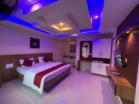 Bed, TV and multimedia, Photo of the whole room, Bedroom, wardrobe