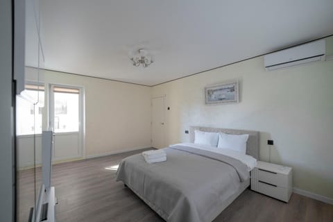 Bed, Bedroom, air conditioner