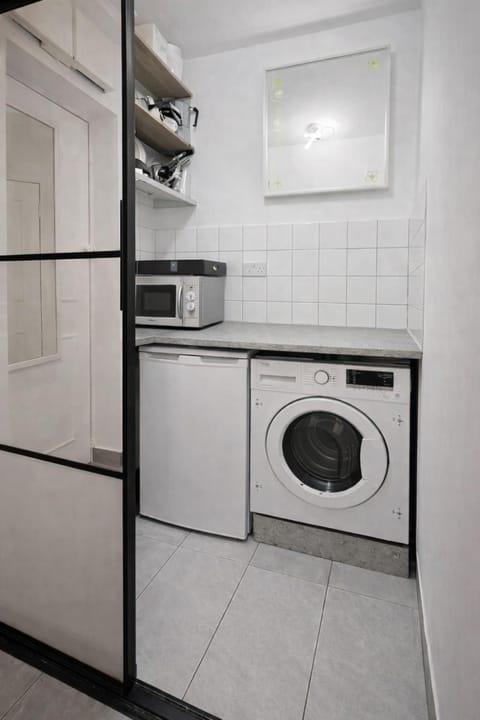 Coffee/tea facilities, Kitchen or kitchenette, hair dryier, microwave, stove, toaster, laundry, washing machine, dryer