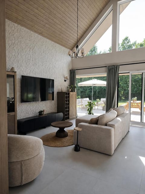 Communal lounge/ TV room, TV and multimedia, Living room, Seating area, Evening entertainment