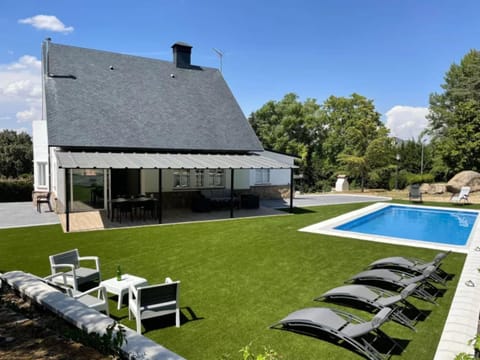 Property building, Garden, Pool view, Swimming pool