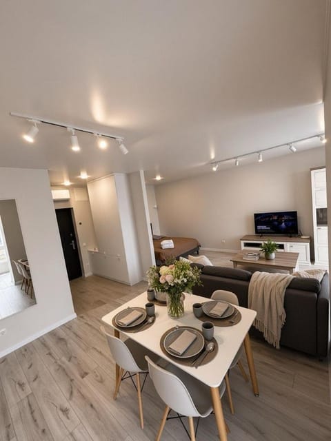 TV and multimedia, Living room, Seating area, Dining area