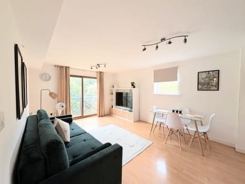 TV and multimedia, Living room, Seating area, Dining area