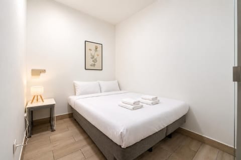 Bed, Bedroom, towels