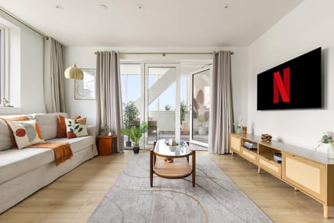 TV and multimedia, Living room, Seating area, Evening entertainment