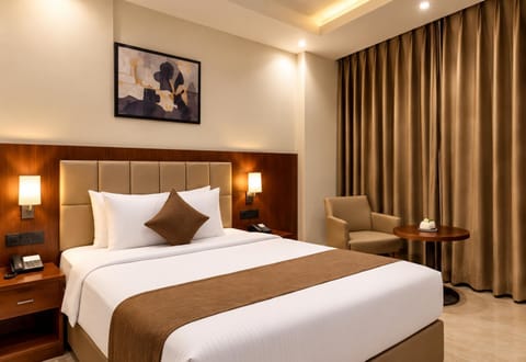 Bed, Living room, Photo of the whole room, Seating area, Bedroom
