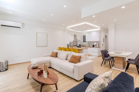 Kitchen or kitchenette, Living room, Seating area, Dining area
