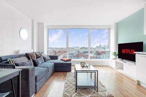 TV and multimedia, Living room, Seating area, Evening entertainment