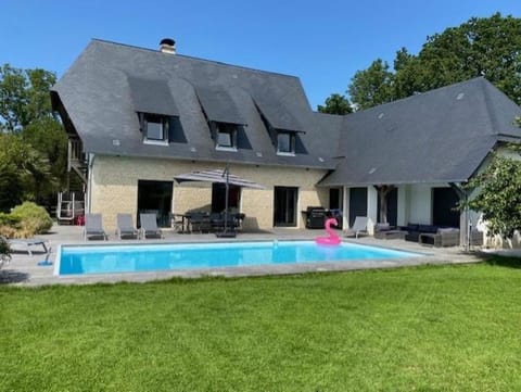 Property building, Patio, Garden, Garden view, Pool view, Swimming pool, sunbed