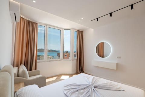 Bed, Natural landscape, Living room, Photo of the whole room, Seating area, Bedroom