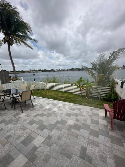 Balcony/Terrace, Balcony/Terrace, Seating area, Garden view, Lake view