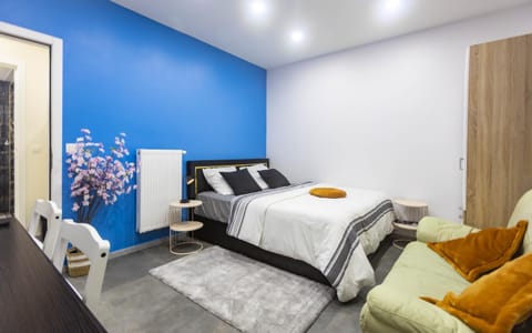 Bed, Photo of the whole room, Seating area, Bedroom