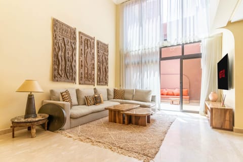 Communal lounge/ TV room, TV and multimedia, Living room, Seating area, air conditioner