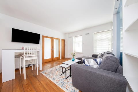 TV and multimedia, Living room, Seating area, Evening entertainment