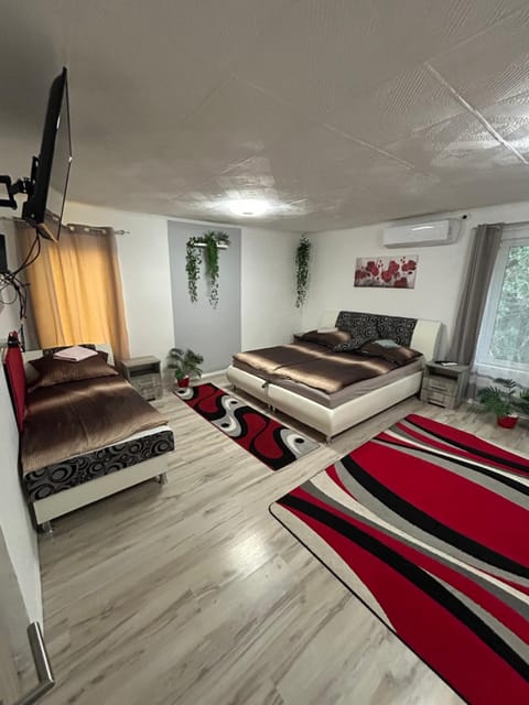 Bed, TV and multimedia, Photo of the whole room, Bedroom
