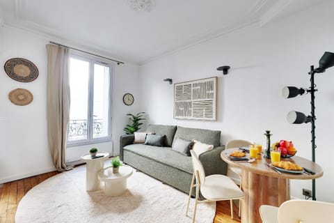 Living room, Food and drinks, Seating area, Dining area, Food