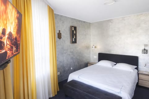 Shower, Bed, Bathroom, TV and multimedia, Balcony/Terrace, hair dryier, towels