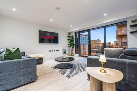 TV and multimedia, Living room, Seating area, Evening entertainment